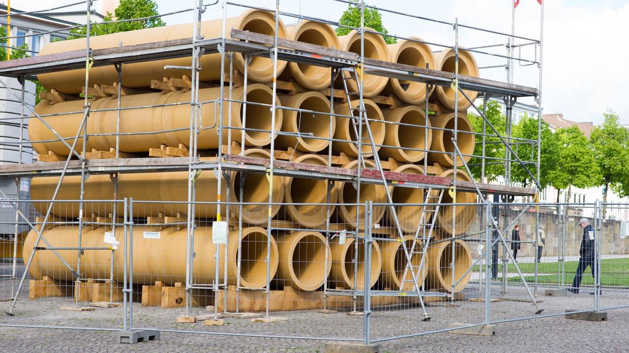 Röhren vom documenta-Kunstwerk von Hiwa K an der documenta-Halle in Kassel. Röhren vom documenta-Kunstwerk von Hiwa K an der documenta-Halle in Kassel.