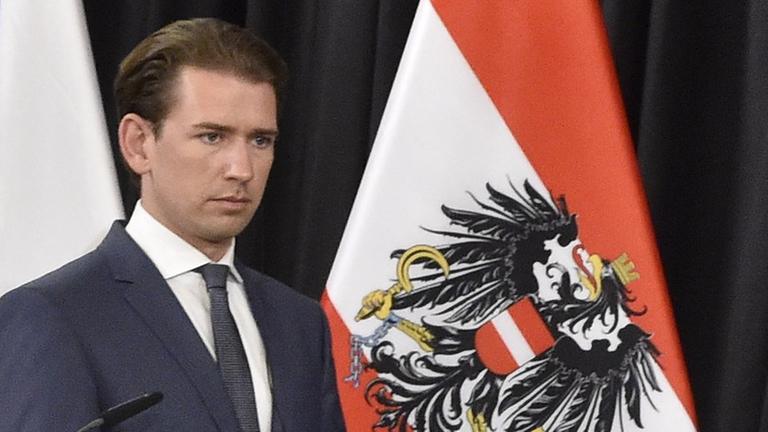 Sebastian Kurz vor einer tschechischen und einer österreichischen Flagge Sebastian Kurz vor einer tschechischen und einer österreichischen Flagge