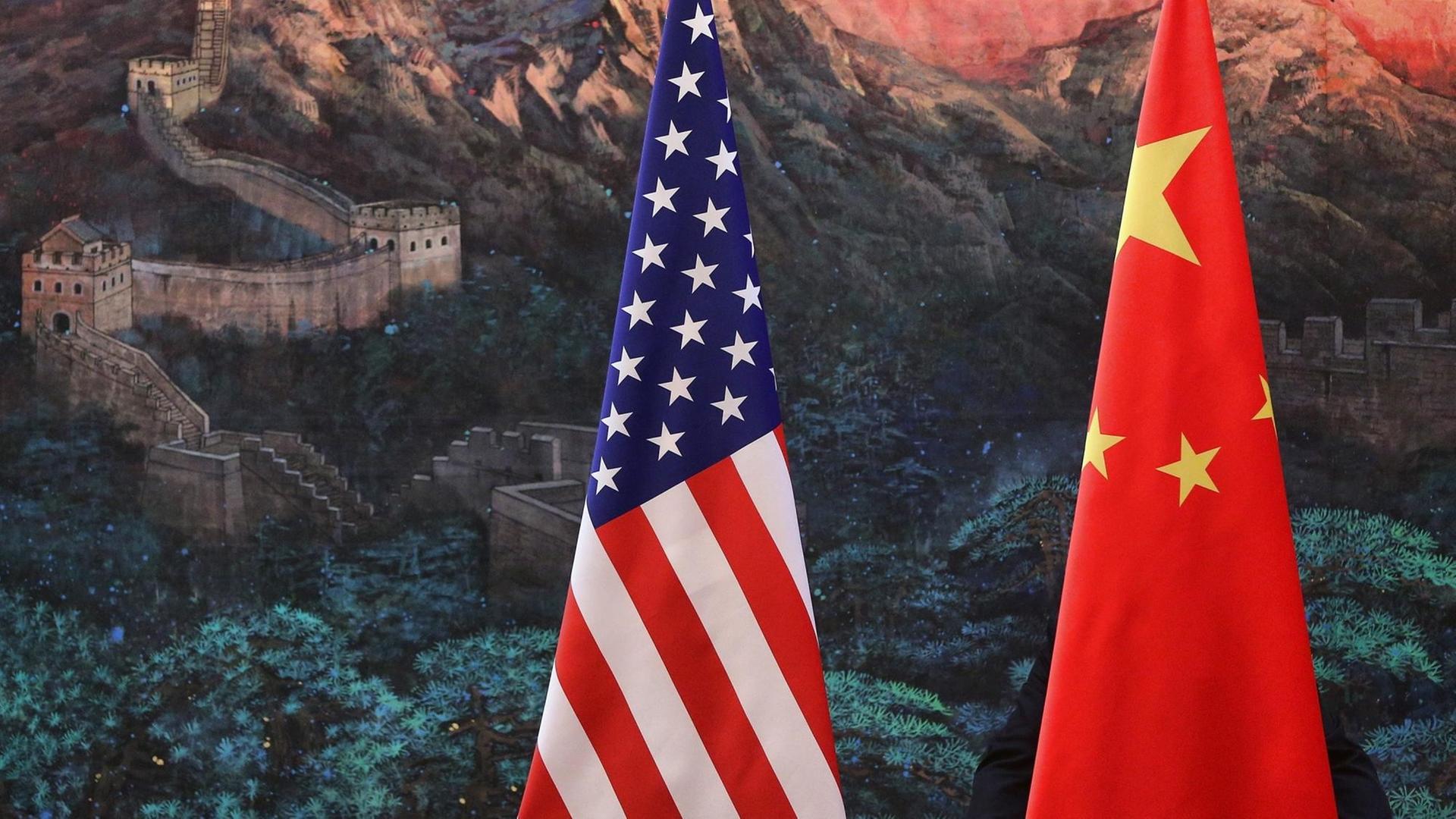 Die Flaggen der USA und Chinas bei einer Pressekonferenz in Peking.
