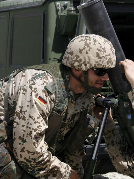 Vier Bundeswehrsoldaten in voller Kampfmontur mit Sonnenbrillen.