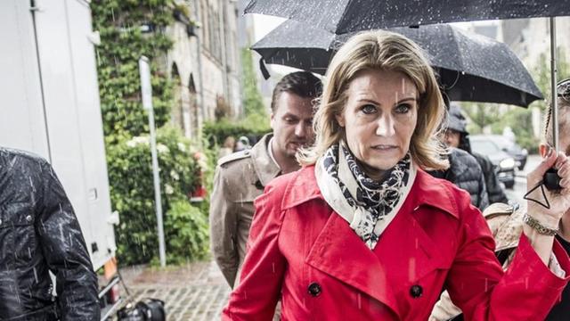 Helle Thorning-Schmidt mit Schirm im Regen.