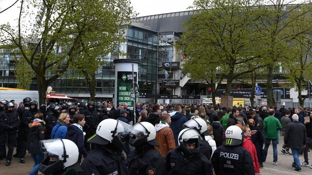 Fans und Polizisten stehen am 16.04.2017 vor dem Beginn des Spiels von Werder Bremen gegen den Hamburger SVvor dem Weserstadion in Bremen