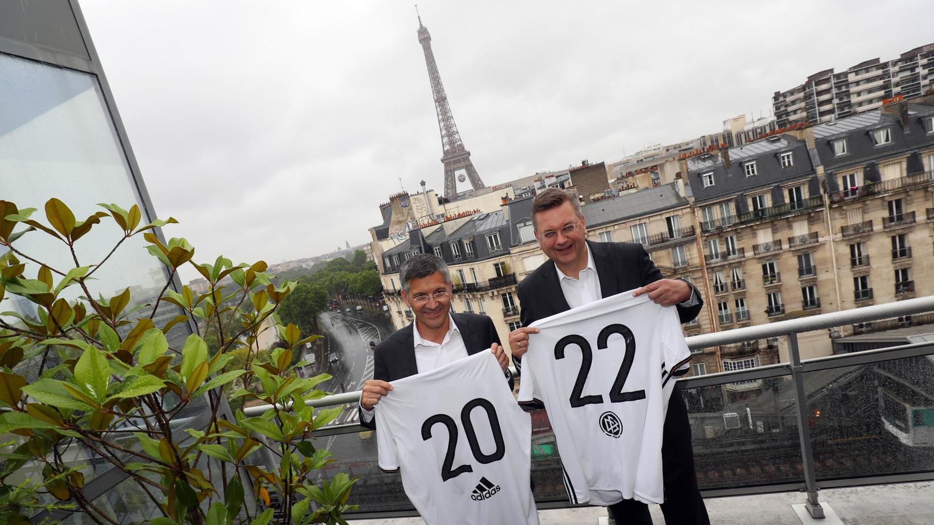 President of the German Football Association (DFB) Reinhard Grindel (R) and CEO of Adidas-Group Herbert Hainer pose in front of the Eiffel Tower after a press conference about the sponsors agreement between DFB and adidas in Paris, France, 20 June 2016. The UEFA EURO 2016 takes place from 10 June to 10 July 2016 in France. Photo: Christian Charisius/dpa | Verwendung weltweit