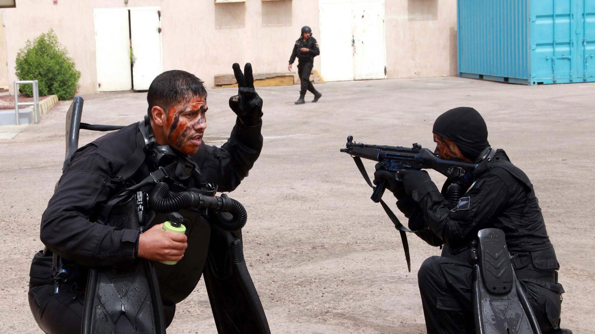 Jordanische Spezialkräfte trainieren in der Militärübung "Eager Lion" den Ernstfall. Jordanische Spezialkräfte trainieren in der Militärübung "Eager Lion" den Ernstfall.