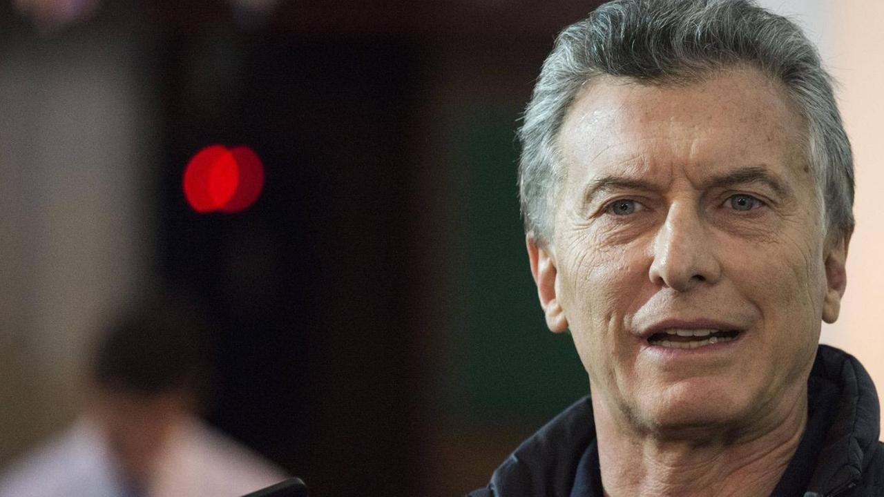 Der argentinische Präsident Mauricio Macri spricht am 22.10.2017 in Buenos Aires, Argentinien, nach seiner Stimmabgabe anlässlich der Parlamentswahl mit Medienvertretern. Der argentinische Präsident Mauricio Macri spricht am 22.10.2017 in Buenos Aires, Argentinien, nach seiner Stimmabgabe anlässlich der Parlamentswahl mit Medienvertretern.
