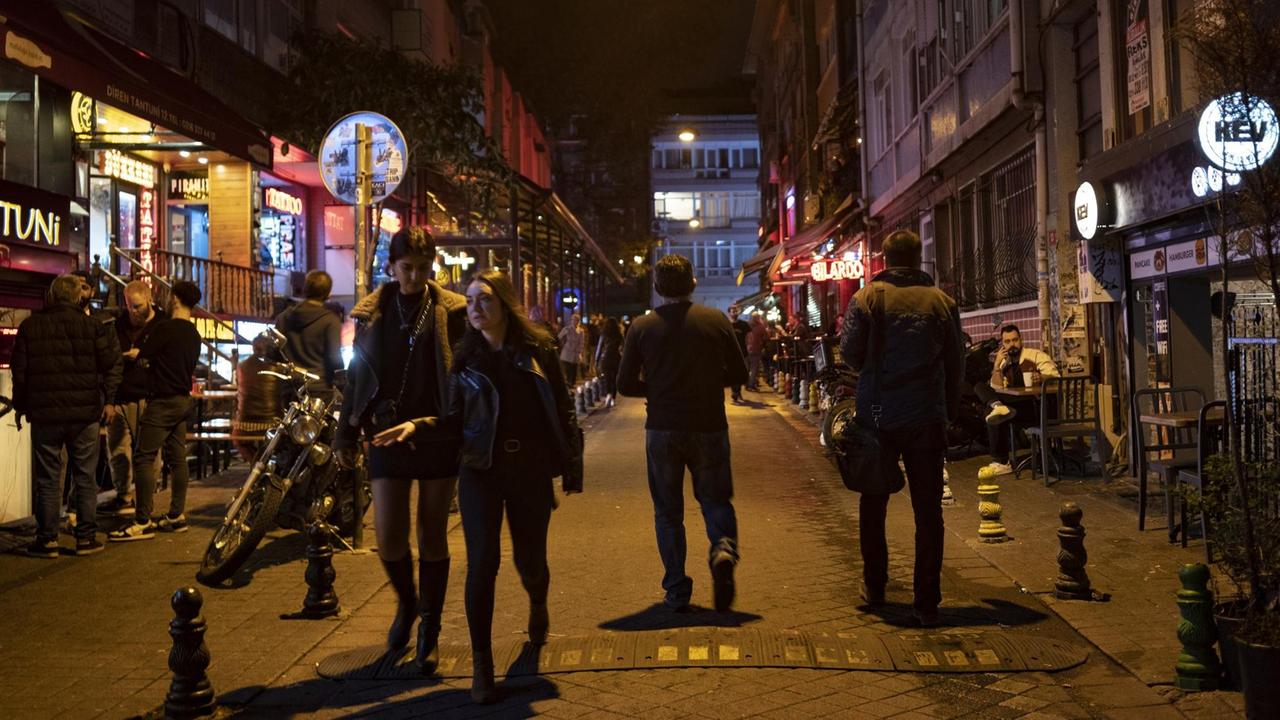 Kadıköy bei Nacht - Fluchtpunkt der Kreativen auf der asiatischen Seite von Istanbul. Kadıköy bei Nacht - Fluchtpunkt der Kreativen auf der asiatischen Seite von Istanbul.