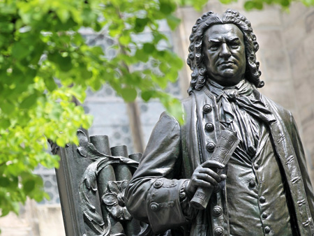 Das Denkmal für den Komponisten Johann Sebastian Bach auf dem Thomaskirchhof in Leipzig. Im Hintergrund sind einige Bäume. Das Denkmal für den Komponisten Johann Sebastian Bach auf dem Thomaskirchhof in Leipzig. Im Hintergrund sind einige Bäume.