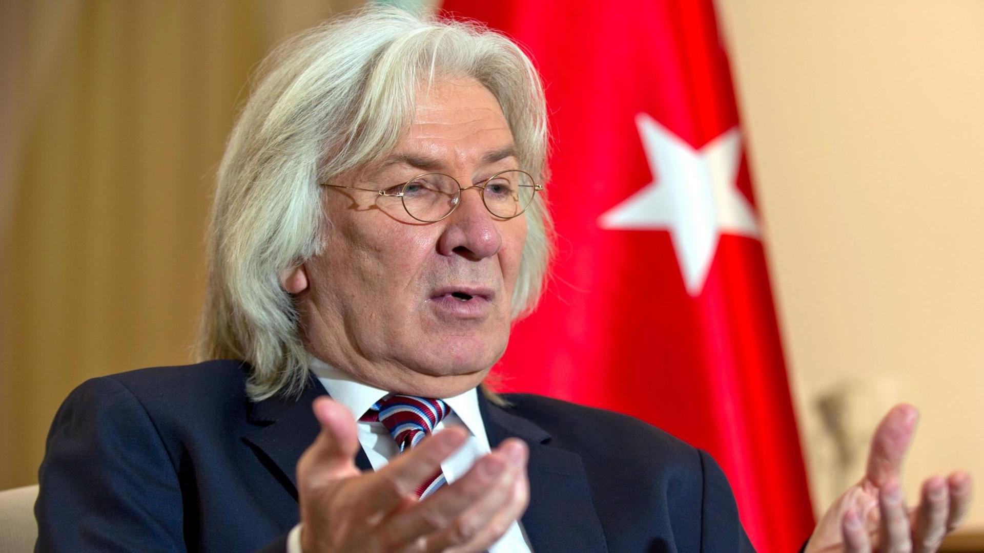 Der türkische Botschafter in Deutschland, Hüseyin Avni Karslioglu Der türkische Botschafter in Deutschland, Hüseyin Avni Karslioglu