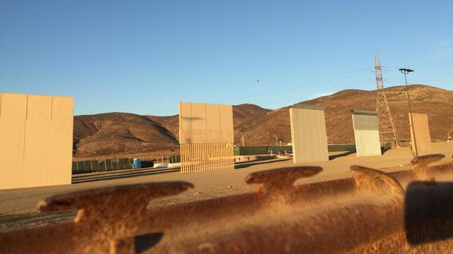 Prototypen für die von Donald Trump geplante Grenzmauer zu Mexiko