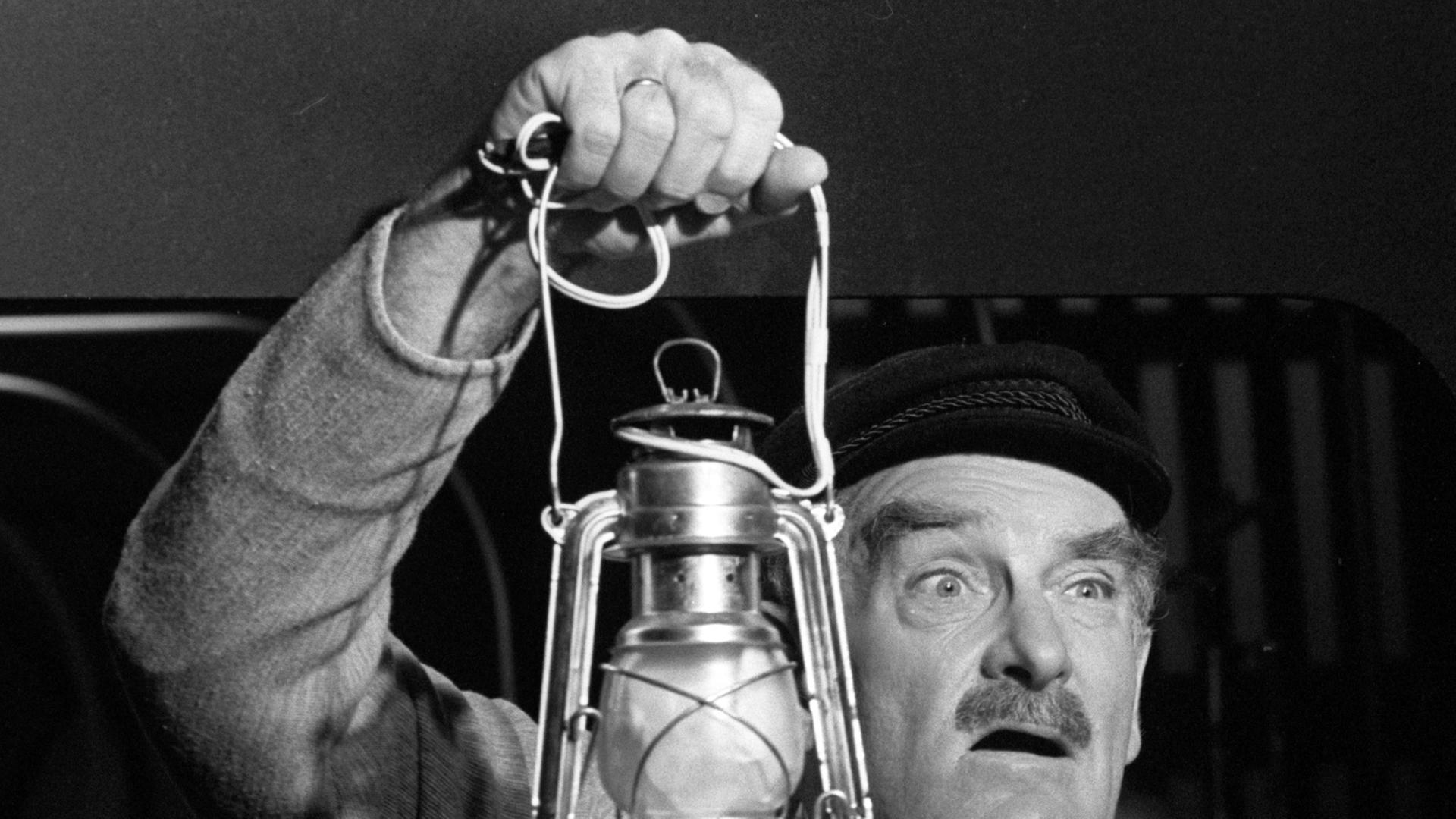 Der Kabarettist Jürgen von der Manger, aufgenommen am 02.11.1981. Der Kabarettist Jürgen von der Manger, aufgenommen am 02.11.1981.