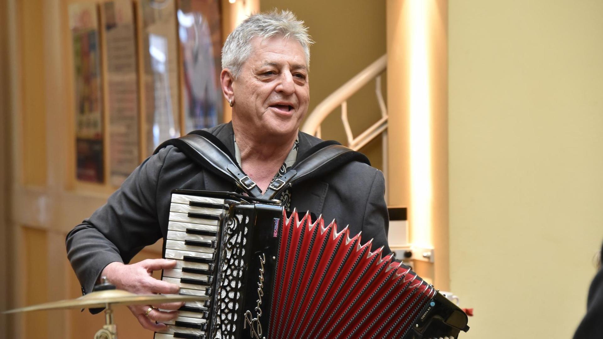 Der Musiker Nedim Hazar spielt Akkordeon Der Musiker Nedim Hazar spielt Akkordeon
