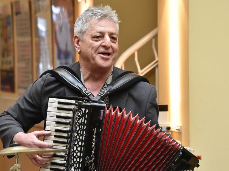 Der Musiker Nedim Hazar spielt Akkordeon