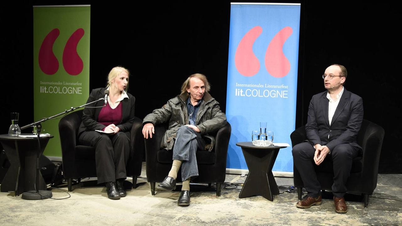 Der französische Autor Michel Houellebecq (2.v.l.) stellt auf der Lit.Cologne seinen Roman "Unterwerfung" vor - neben ihm sitzt der Moderator Nils Minkmar (3.v.l.) Der französische Autor Michel Houellebecq (2.v.l.) stellt auf der Lit.Cologne seinen Roman "Unterwerfung" vor - neben ihm sitzt der Moderator Nils Minkmar (3.v.l.)