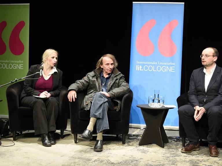 Der französische Autor Michel Houellebecq (2.v.l.) stellt auf der Lit.Cologne seinen Roman "Unterwerfung" vor - neben ihm sitzt der Moderator Nils Minkmar (3.v.l.)
