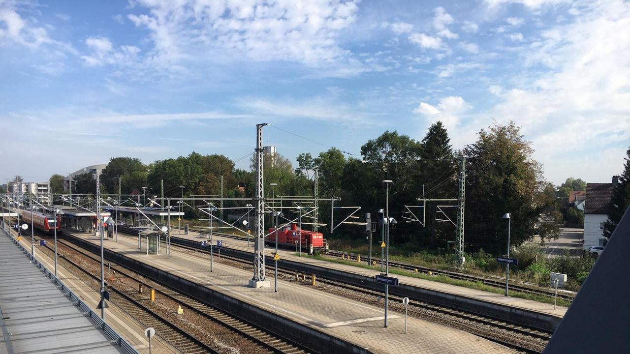 Ein Bahnhof mit einer Diesellok Ein Bahnhof mit einer Diesellok