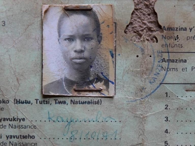 Das Ausweisdokument eines Tutsi-Mädchens, das während des Völkermords in Ruanda getötet wurde.