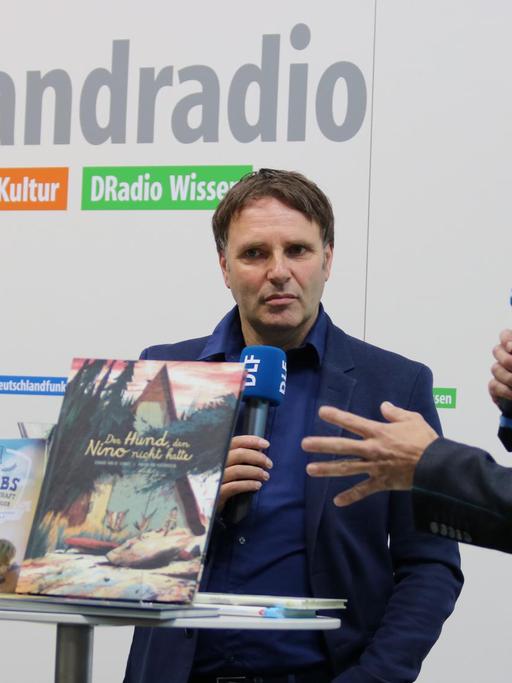 Ute Wegmann (Moderation) und der Schriftsteller Edward van de Vendel mit seinem Übersetzer Rolf Erdorf auf der Frankfurter Buchmesse 2016 (v.l.)