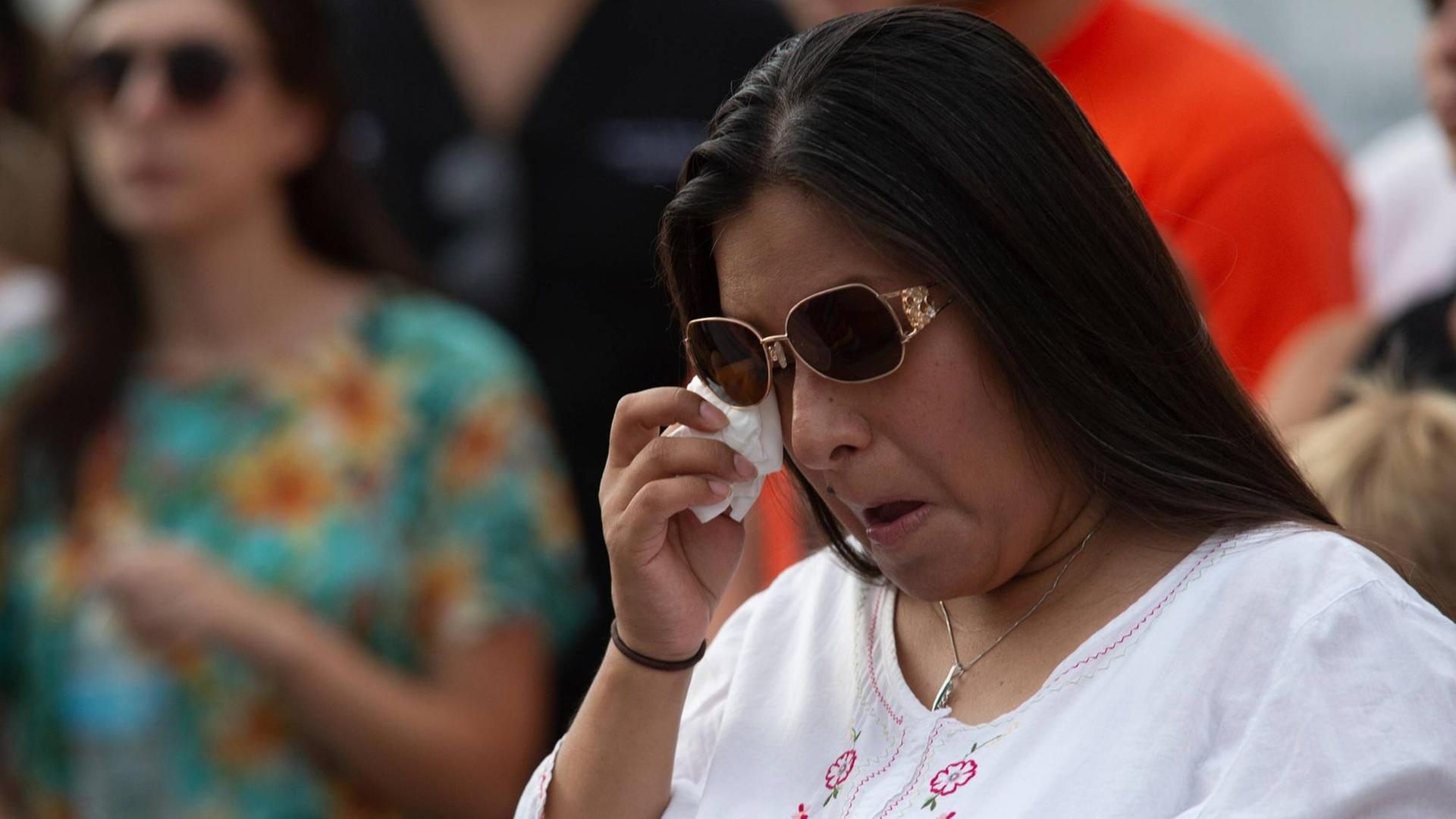 Eine Frau weint während einer Gedenkveranstaltung für die Opfer des Massakers von El Paso Eine Frau weint während einer Gedenkveranstaltung für die Opfer des Massakers von El Paso