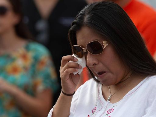 Eine Frau weint während einer Gedenkveranstaltung für die Opfer des Massakers von El Paso