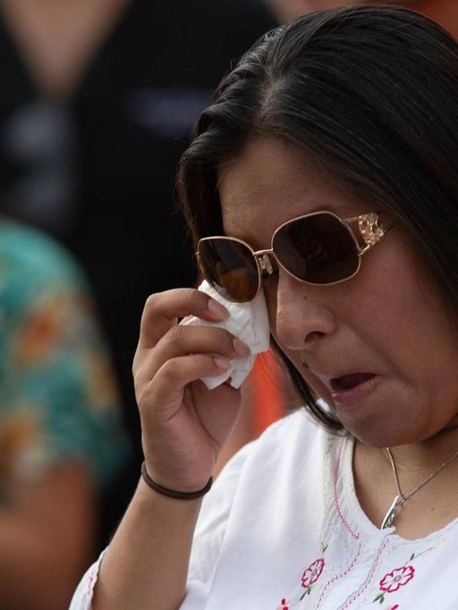 Eine Frau weint während einer Gedenkveranstaltung für die Opfer des Massakers von El Paso