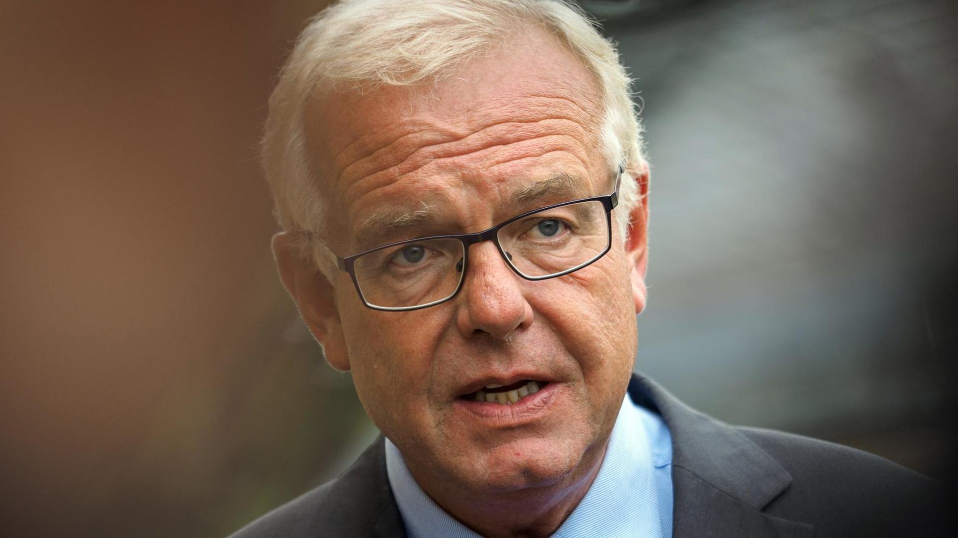 Der Fraktionsvorsitzende der Christlich-Sozialen Union (CSU) im bayerischen Landtag, Thomas Kreuzer, gibt am 19.09.2016 auf Kloster Banz bei Bad Staffelstein (Bayern) ein Statement ab. Der Fraktionsvorsitzende der Christlich-Sozialen Union (CSU) im bayerischen Landtag, Thomas Kreuzer, gibt am 19.09.2016 auf Kloster Banz bei Bad Staffelstein (Bayern) ein Statement ab.