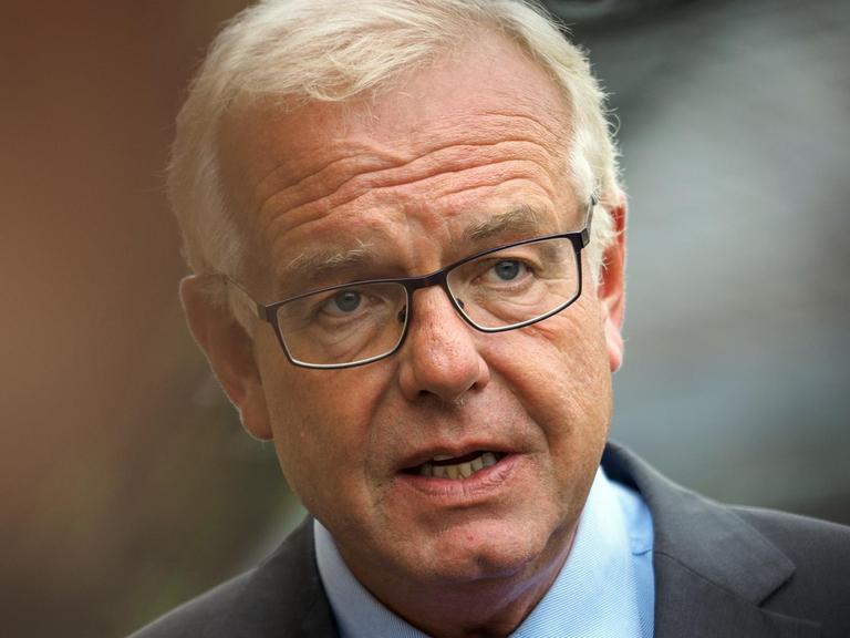 Der Fraktionsvorsitzende der Christlich-Sozialen Union (CSU) im bayerischen Landtag, Thomas Kreuzer, gibt am 19.09.2016 auf Kloster Banz bei Bad Staffelstein (Bayern) ein Statement ab.