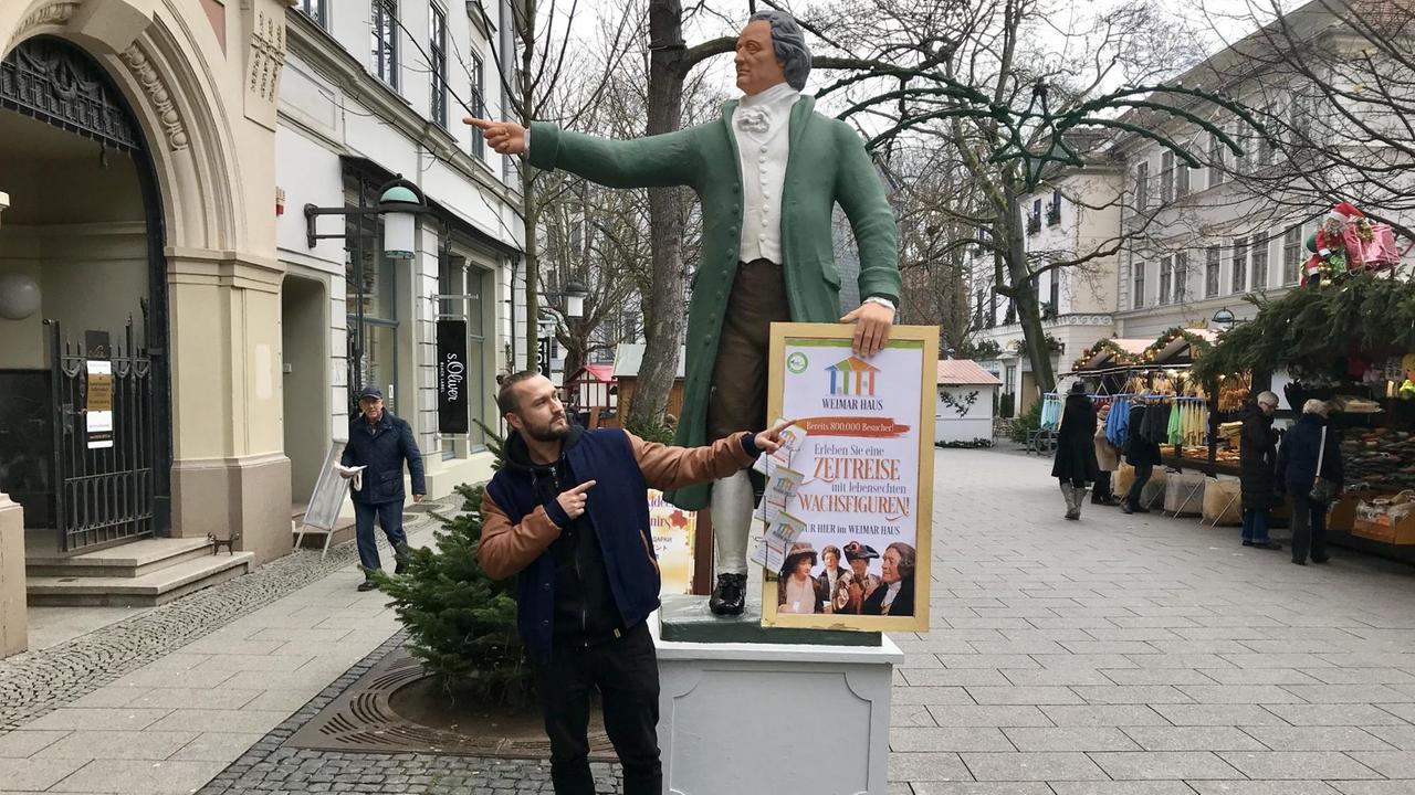 Der Rapper Doppel-U vor einer der zahlreichen Goethe-Statuen in Weimar.
