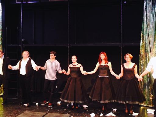 Mitglieder des Ensembles des Rostocker Volkstheaters bei der Premiere des Stücks "Beluga schweigt"