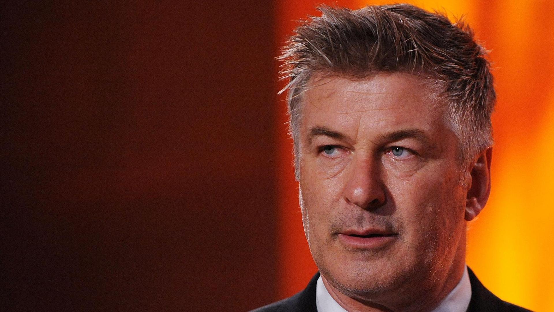 Das ist Alec Baldwin, er schaut ernst aus. Das ist Alec Baldwin, er schaut ernst aus.