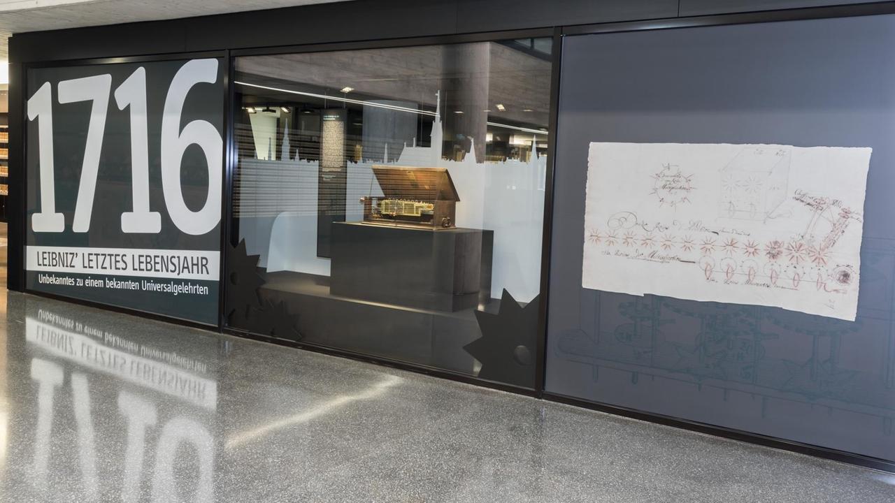Die Ausstellung "1716 – Leibniz' letztes Lebensjahr. Unbekanntes zu einem bekannten Universalgenie" in der Leibniz-Bibliothek in Hannover. Die Ausstellung "1716 – Leibniz' letztes Lebensjahr. Unbekanntes zu einem bekannten Universalgenie" in der Leibniz-Bibliothek in Hannover.