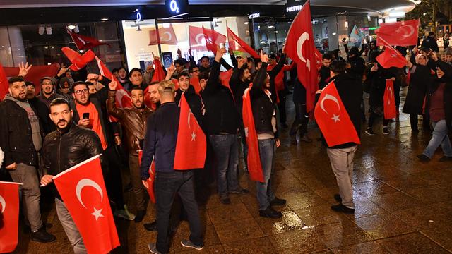 Mit türkischen Fahnen und lautstarkem Jubel auf Staatschef Recep Tayyip Erdogan feierten zahlreiche Türken am auf dem Kurfürstendamm in Berlin.