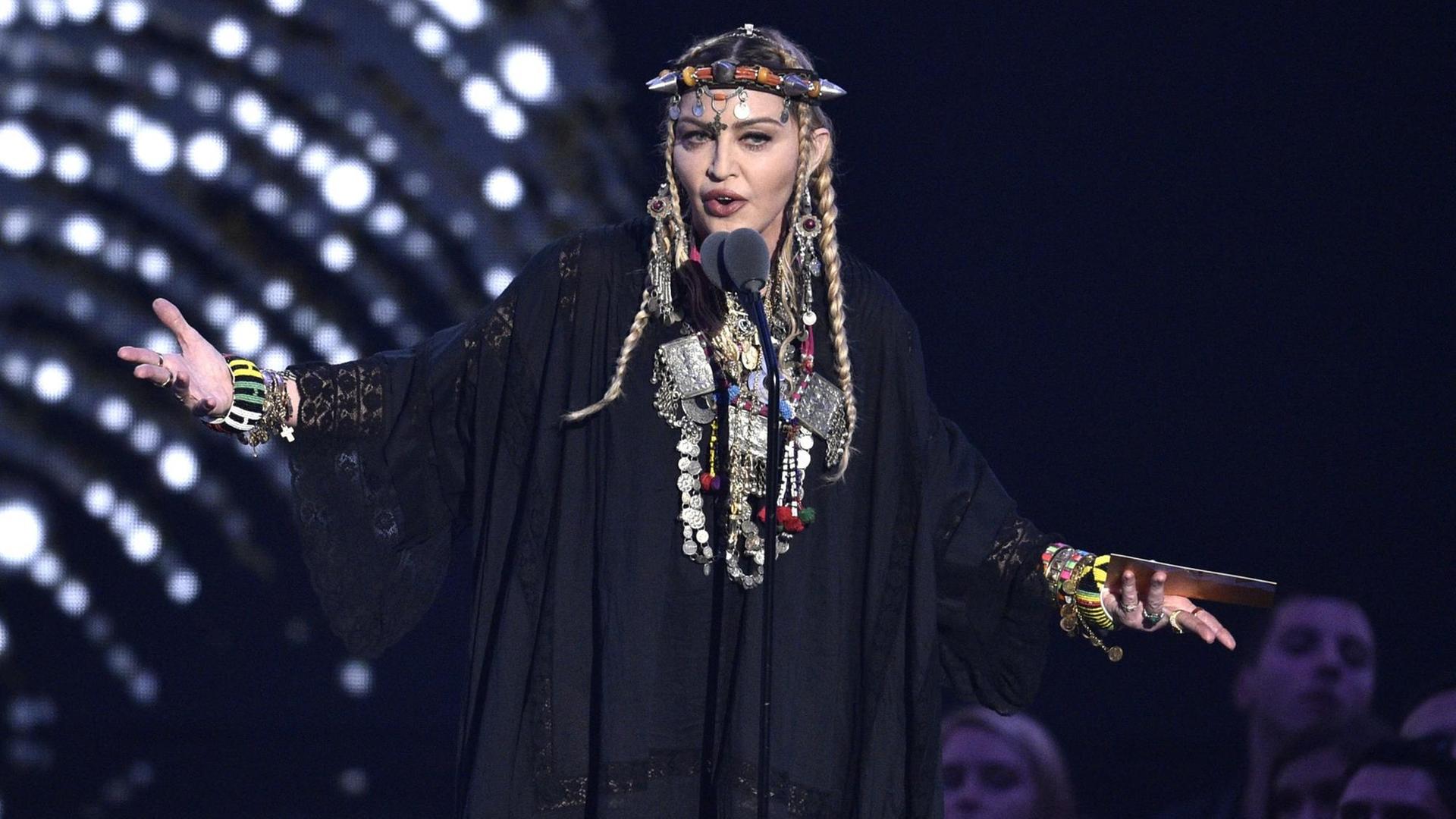 Madonna präsentiert eine Hommage an Aretha Franklin bei den MTV Video Music Awards in der Radio City Music Hall. Madonna präsentiert eine Hommage an Aretha Franklin bei den MTV Video Music Awards in der Radio City Music Hall.