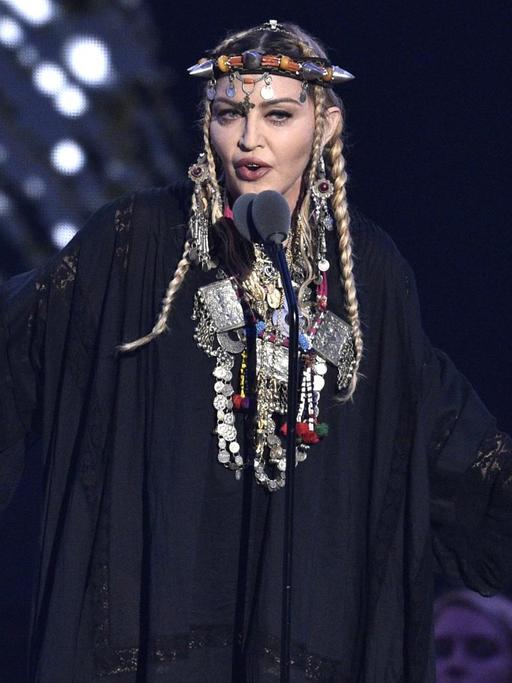 Madonna präsentiert eine Hommage an Aretha Franklin bei den MTV Video Music Awards in der Radio City Music Hall.