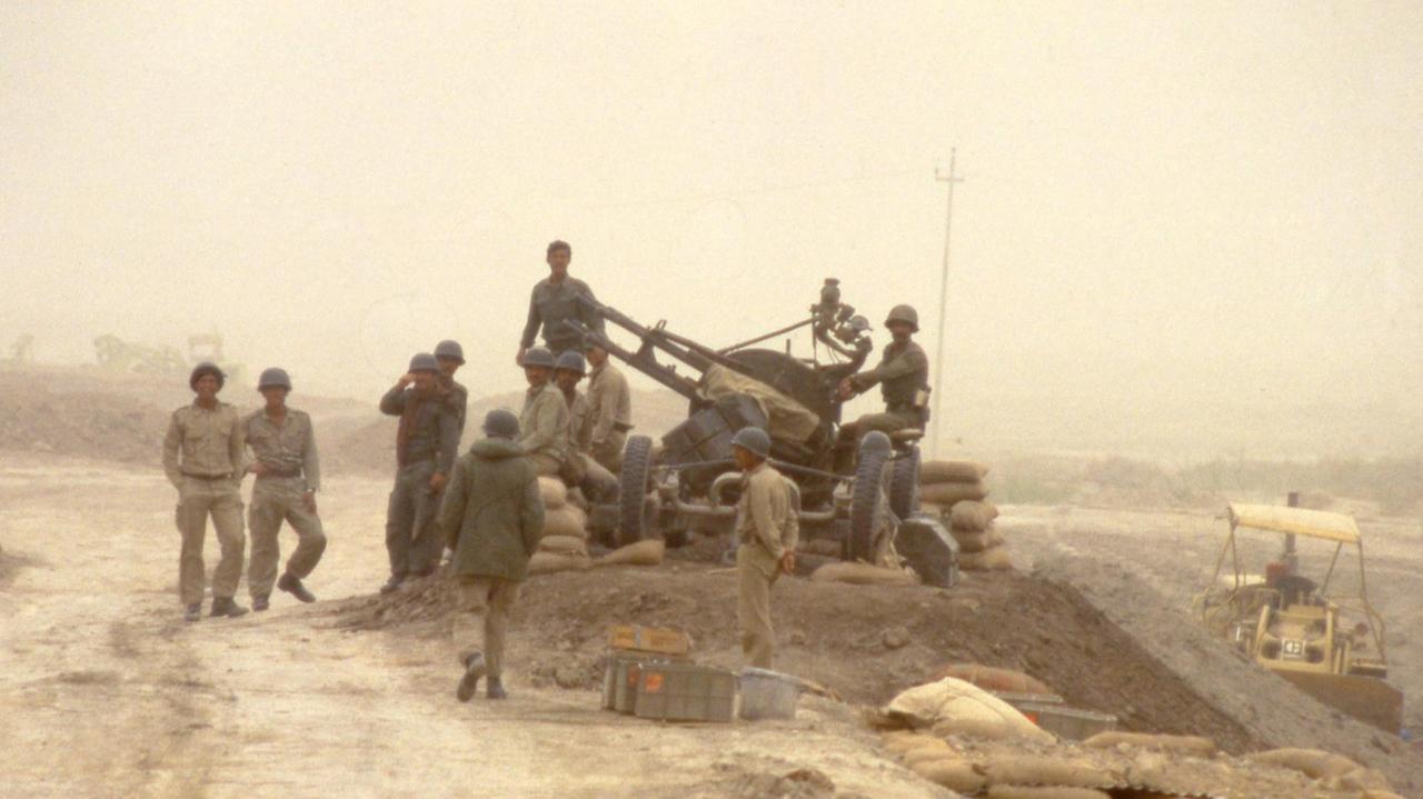 Soldaten der irakischen Truppen mit Abwehrwaffen einer befestigten Stellung im Juni 1984. Soldaten der irakischen Truppen mit Abwehrwaffen einer befestigten Stellung im Juni 1984.