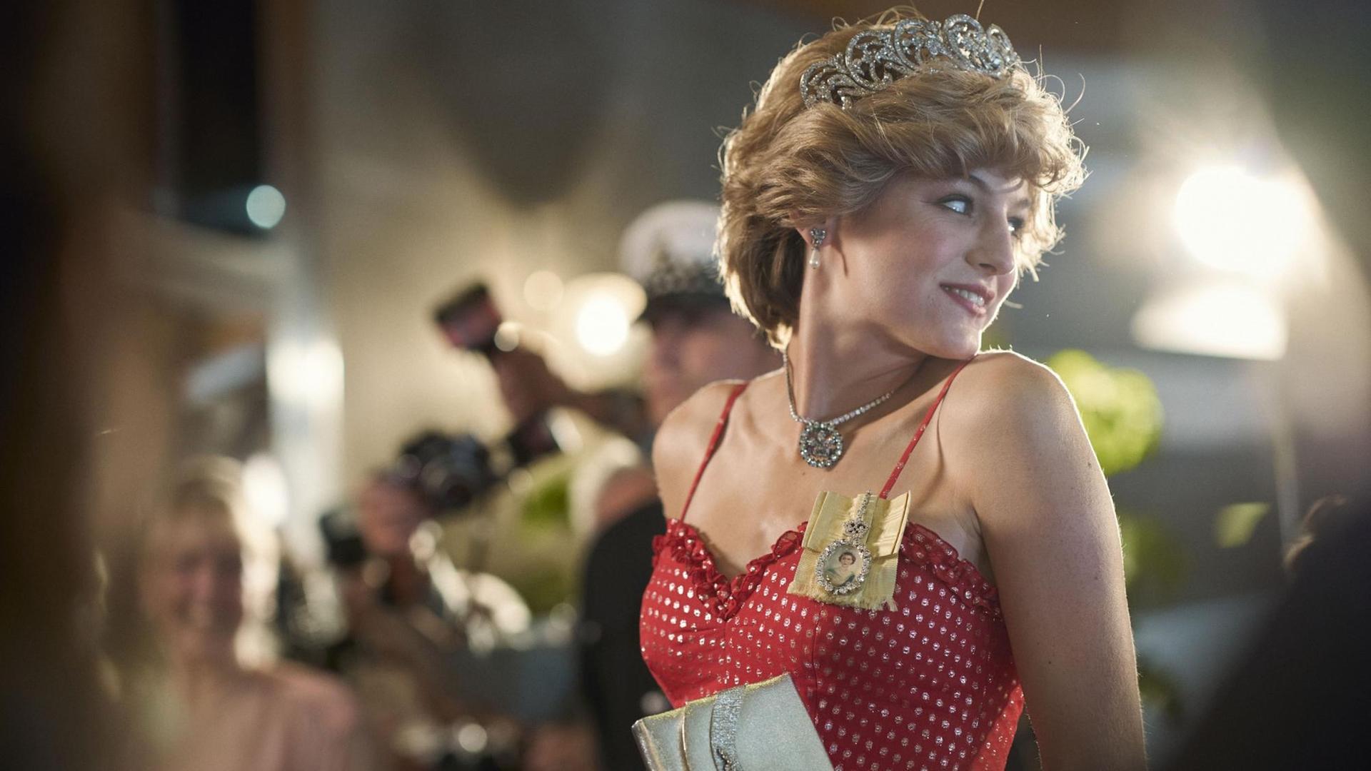 Szene aus "The Crown" Staffel 4, Diana Princess of Wales gespielt von Emma Corrin im Blitzlichtgewitter. Szene aus "The Crown" Staffel 4, Diana Princess of Wales gespielt von Emma Corrin im Blitzlichtgewitter.