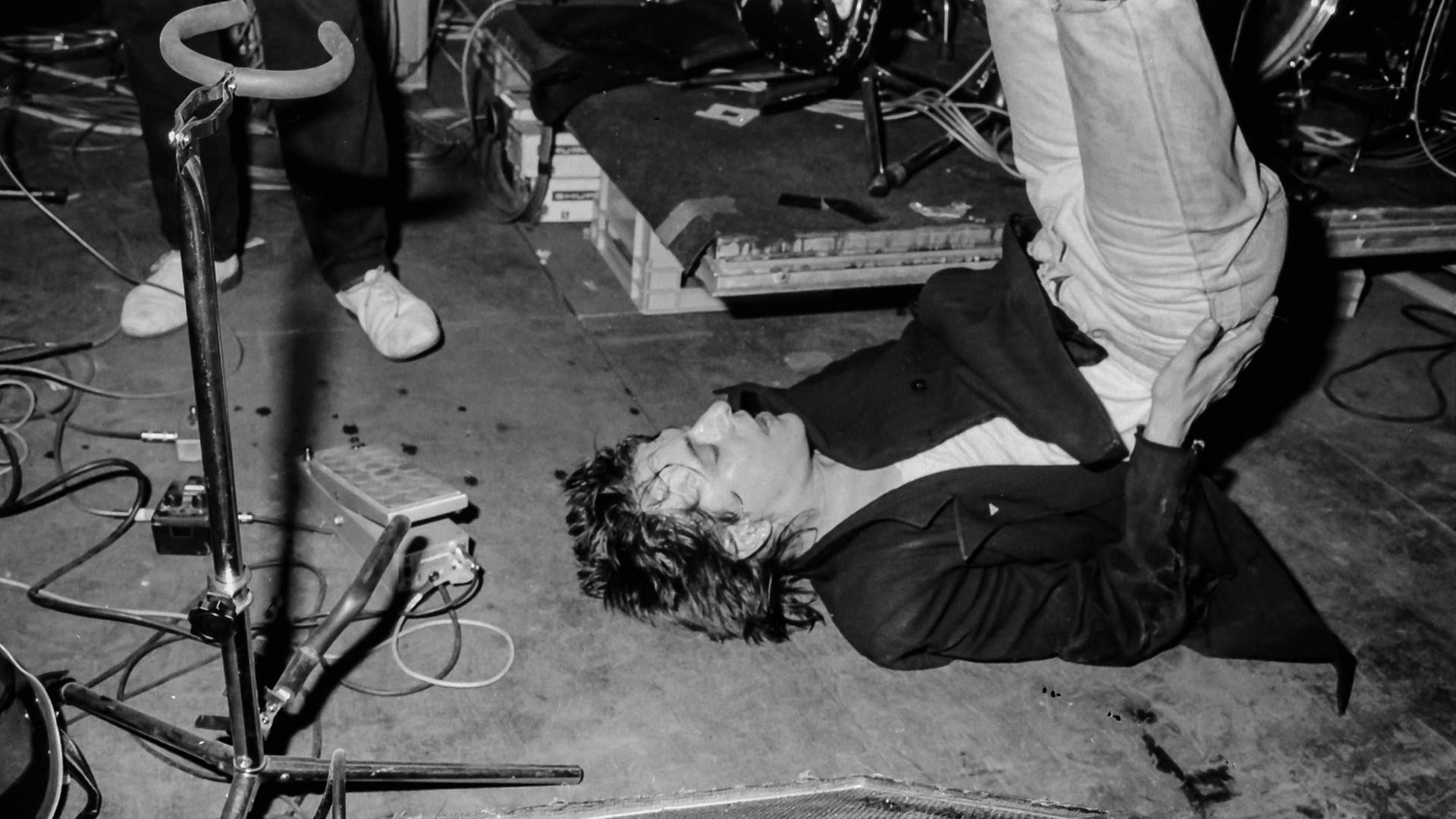 Rio Reiser liegt bei einem Konzert seiner Band Ton Steine Scherben in der UFA Fabrik 1984 auf dem Rücken. Rio Reiser liegt bei einem Konzert seiner Band Ton Steine Scherben in der UFA Fabrik 1984 auf dem Rücken.