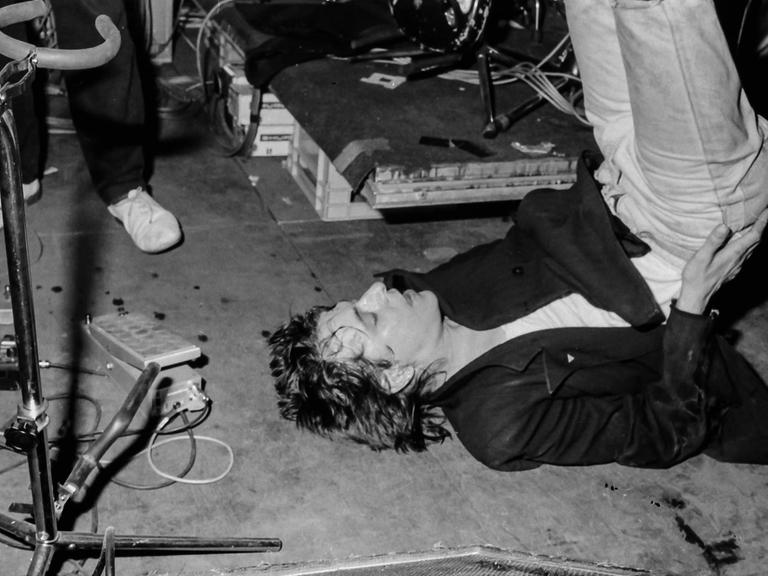 Rio Reiser liegt bei einem Konzert seiner Band Ton Steine Scherben in der UFA Fabrik 1984 auf dem Rücken.