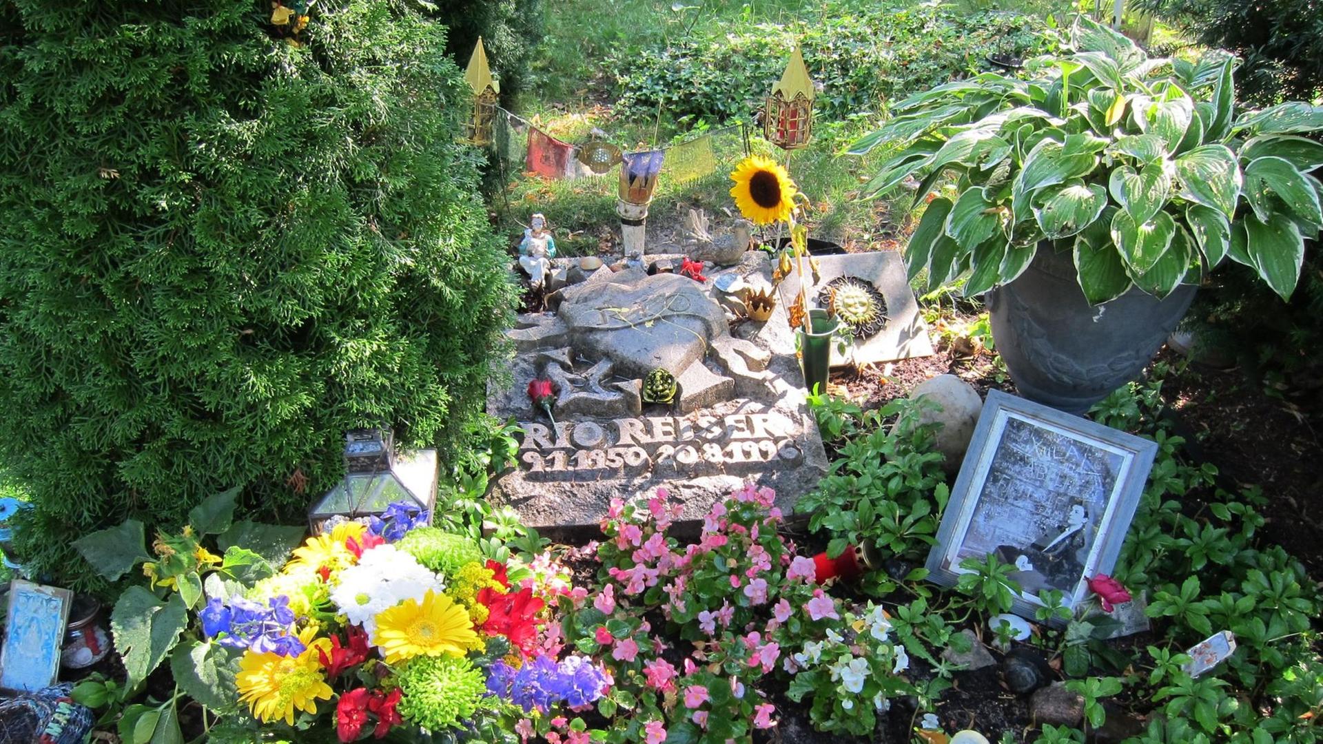 Der Grabstein des Musikers Rio Reiser auf dem St. Matthäus-Friedhof in Berlin-Schöneberg