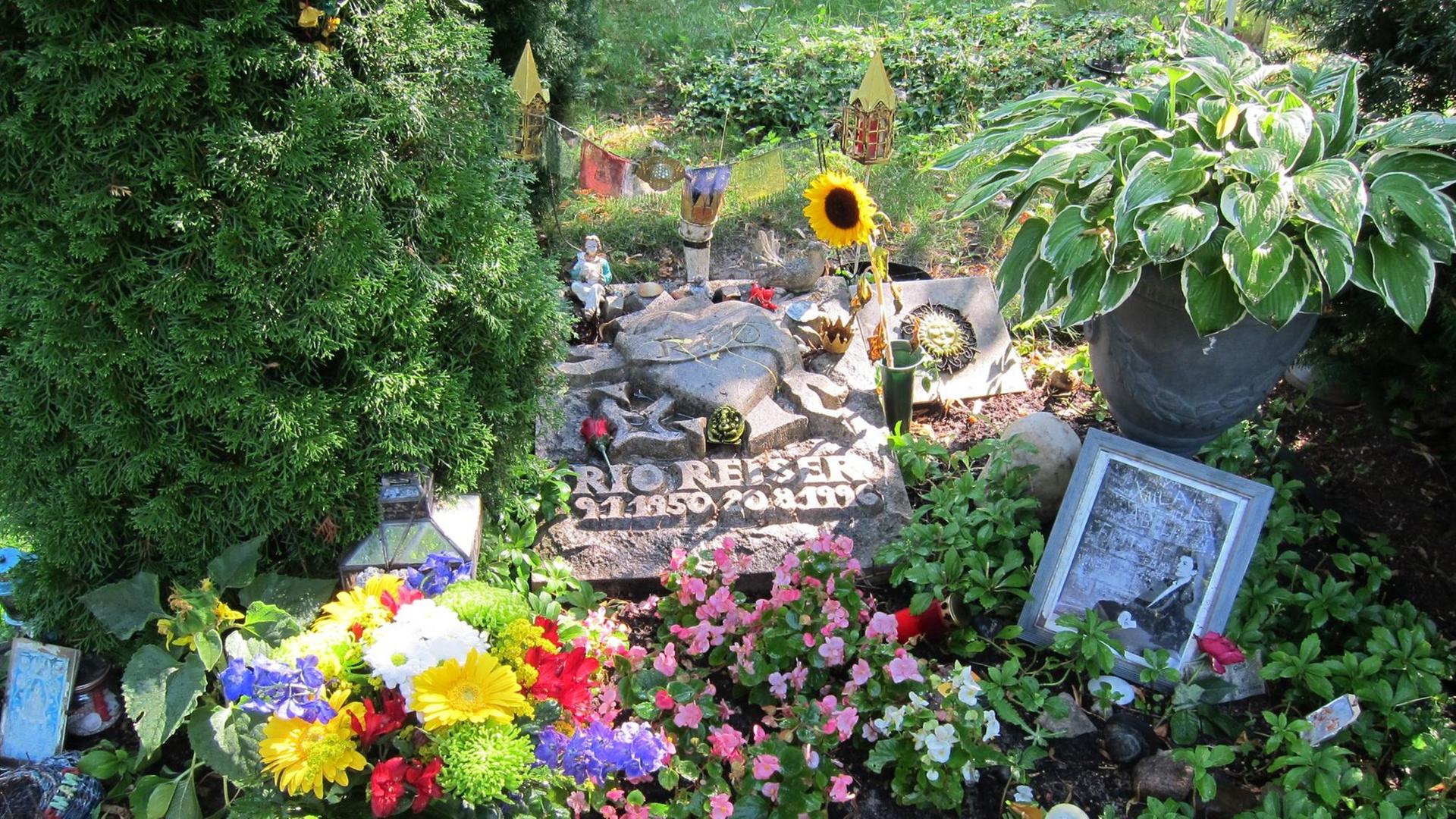 Der Grabstein des Musikers Rio Reiser auf dem St. Matthäus-Friedhof in Berlin-Schöneberg Der Grabstein des Musikers Rio Reiser auf dem St. Matthäus-Friedhof in Berlin-Schöneberg