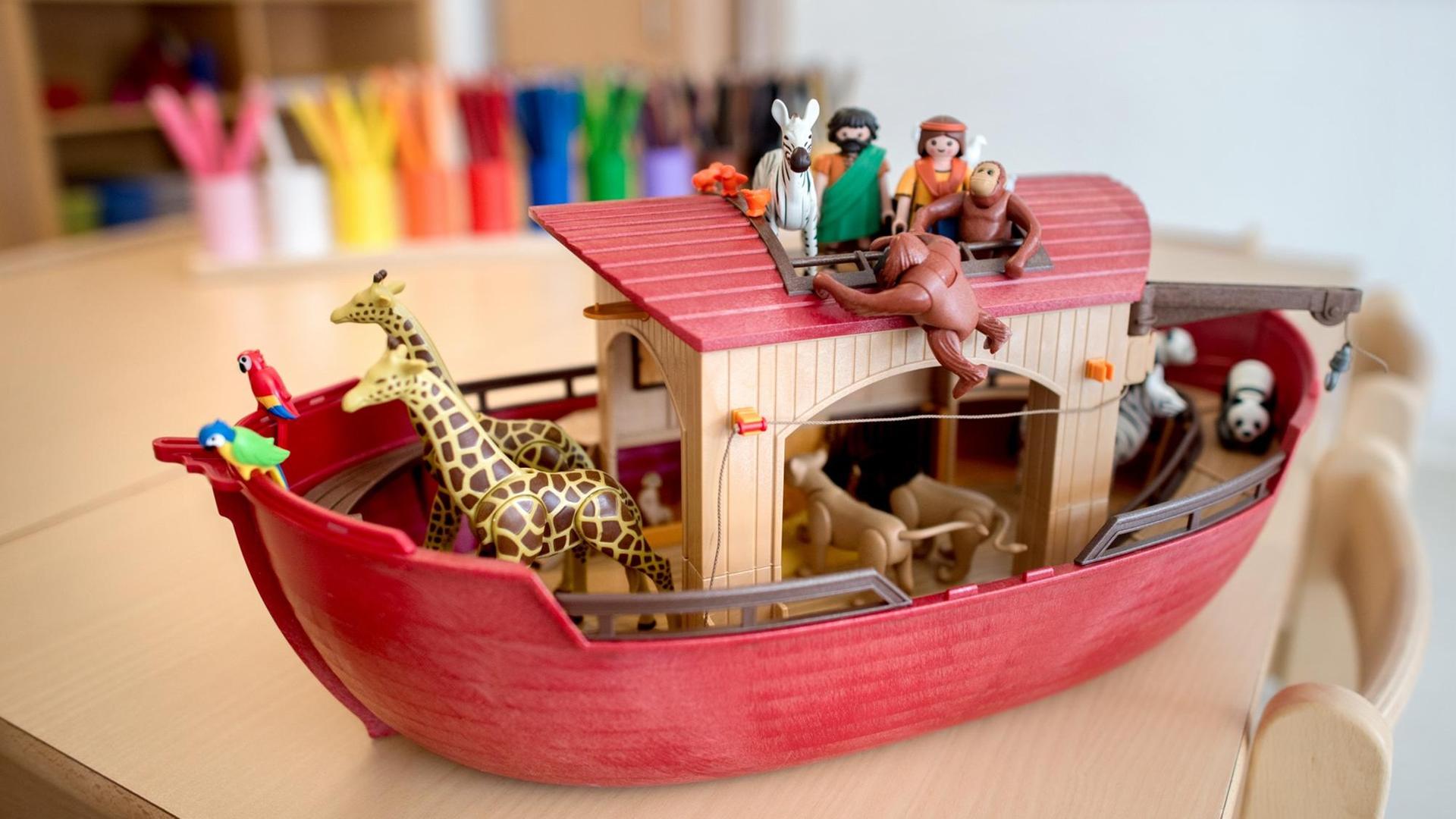 Niedersachsen, Gifhorn: Eine Arche Noah steht während der Eröffnung des christlich-muslimischen Kindergartens "Abrahams Kinder" auf einem Tisch. Hinter dem neuen Projekt stehen die muslimische DITIB-Moschee in Gifhorn, die katholische St. Altfrid-Gemeinde und die evangelische Dachstiftung Diakonie. Foto: Hauke-Christian Dittrich/dpa | Verwendung weltweit Niedersachsen, Gifhorn: Eine Arche Noah steht während der Eröffnung des christlich-muslimischen Kindergartens "Abrahams Kinder" auf einem Tisch. Hinter dem neuen Projekt stehen die muslimische DITIB-Moschee in Gifhorn, die katholische St. Altfrid-Gemeinde und die evangelische Dachstiftung Diakonie. Foto: Hauke-Christian Dittrich/dpa | Verwendung weltweit