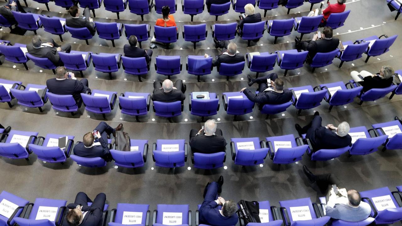 Luftaufnahme der Sitze im Bundestag, während der 154. Sitzung.