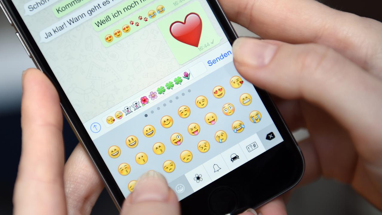 Auf dem Display eines iphone 6 ist am 20.03.2015 ein Chatverlauf der App "WhatsApp" mit Emoticons zu sehen. Auf dem Display eines iphone 6 ist am 20.03.2015 ein Chatverlauf der App "WhatsApp" mit Emoticons zu sehen.