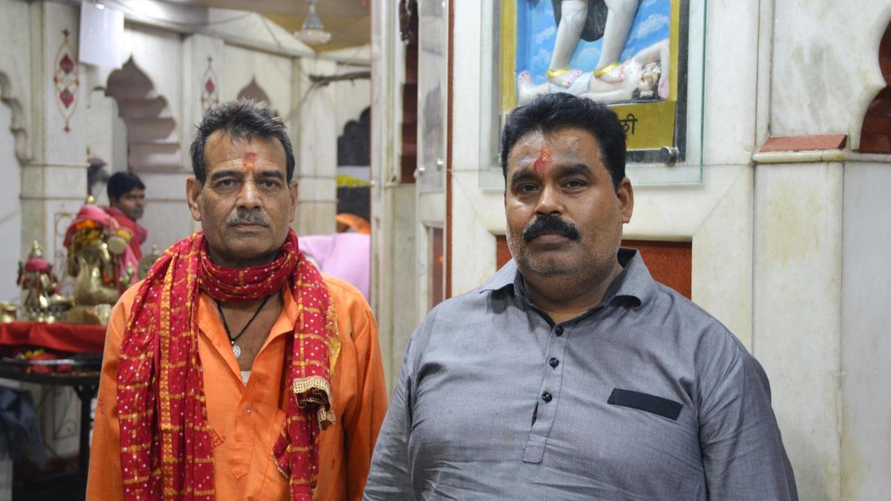 Zwei Priester des Kalkaji-Tempels in Neu-Delhi.