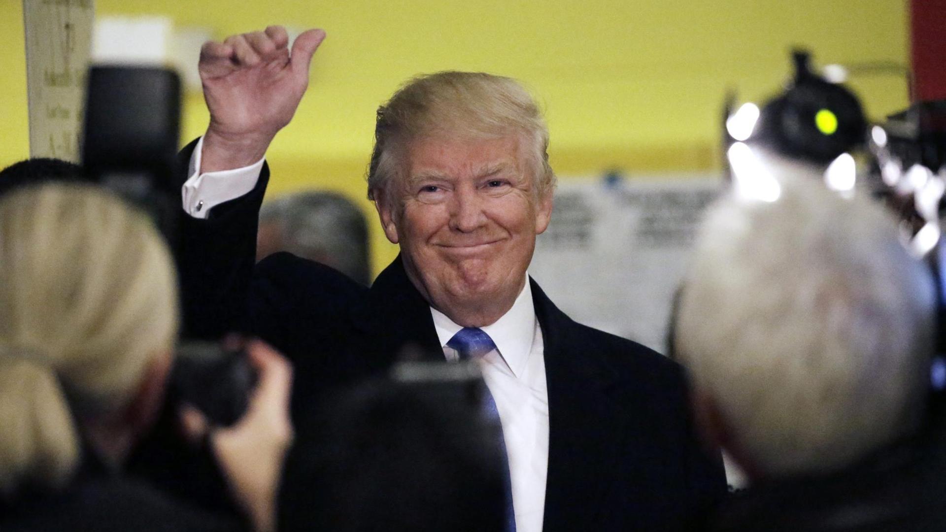 Donald Trump winkt in die Kamera. Donald Trump winkt in die Kamera.