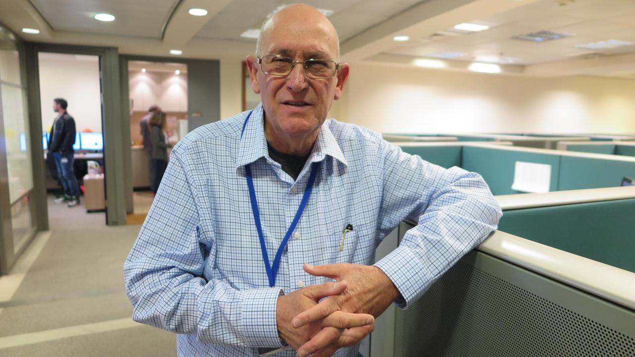 Israelischer IT-Experte Rami Efrati steht in Büroräumen und lehnt an einer Wand. Israelischer IT-Experte Rami Efrati steht in Büroräumen und lehnt an einer Wand.
