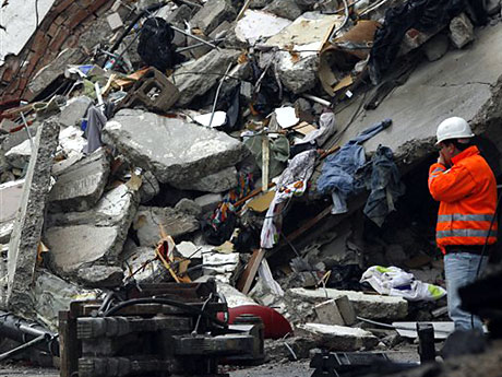 Ein Bergungsarbeiter wartet vor den Trümmern des zerstörten Kölner Stadtarchivs auf seinen Einsatz.
