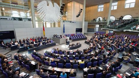 Bundeskanzlerin Angela Merkel (CDU) steht am 20.03.2014 am Rednerpult des Bundestags in Berlin und gibt eine Regierungserklärung zur Krim-Krise ab.