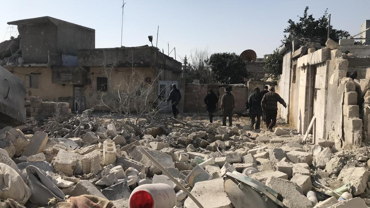 Trümmer in Jindaris, Afrin, im Norden Syriens nach einem türkischen Artillerieangriff Trümmer in Jindaris, Afrin, im Norden Syriens nach einem türkischen Artillerieangriff