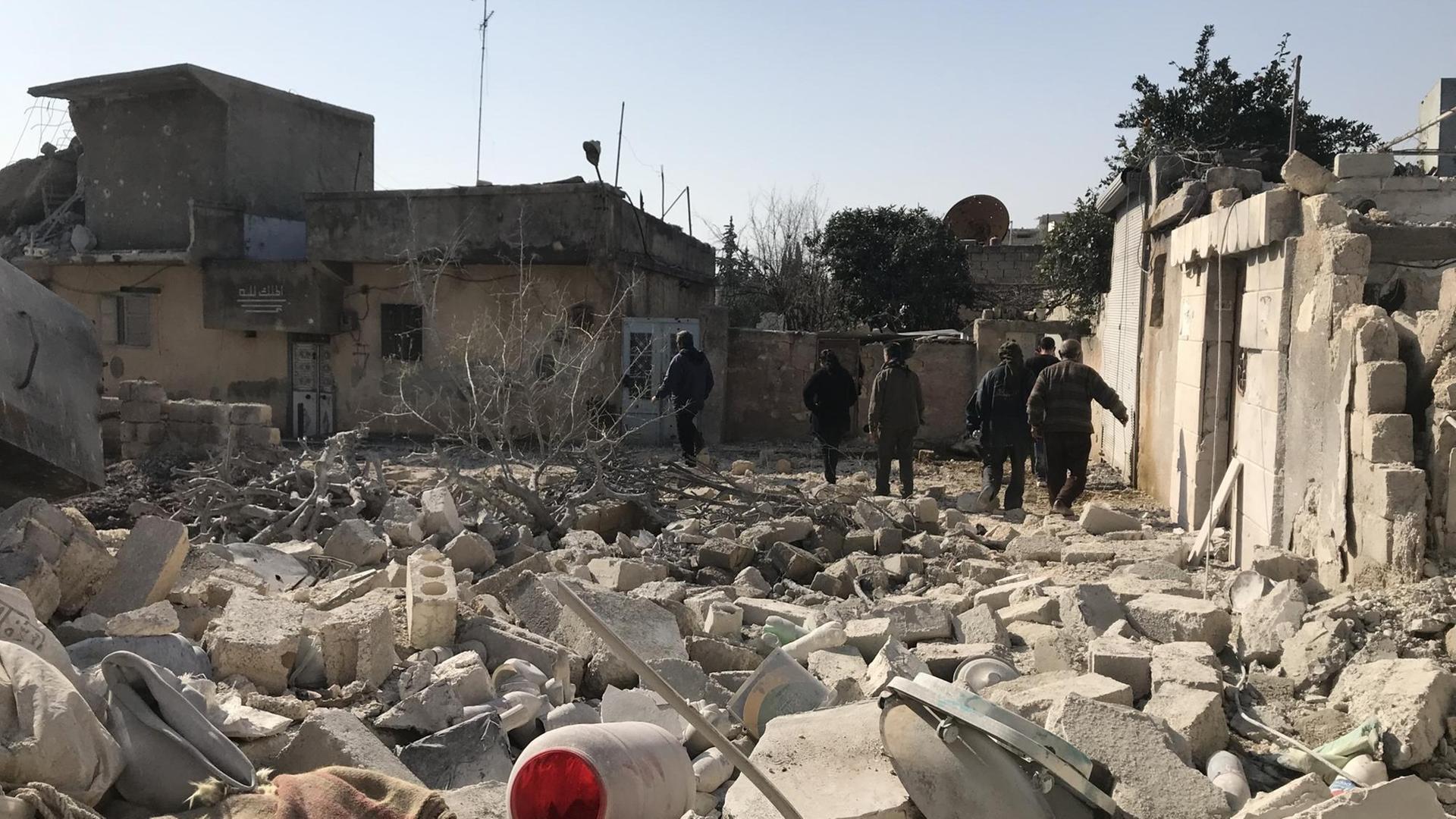 Trümmer in Jindaris, Afrin, im Norden Syriens nach einem türkischen Artillerieangriff Trümmer in Jindaris, Afrin, im Norden Syriens nach einem türkischen Artillerieangriff