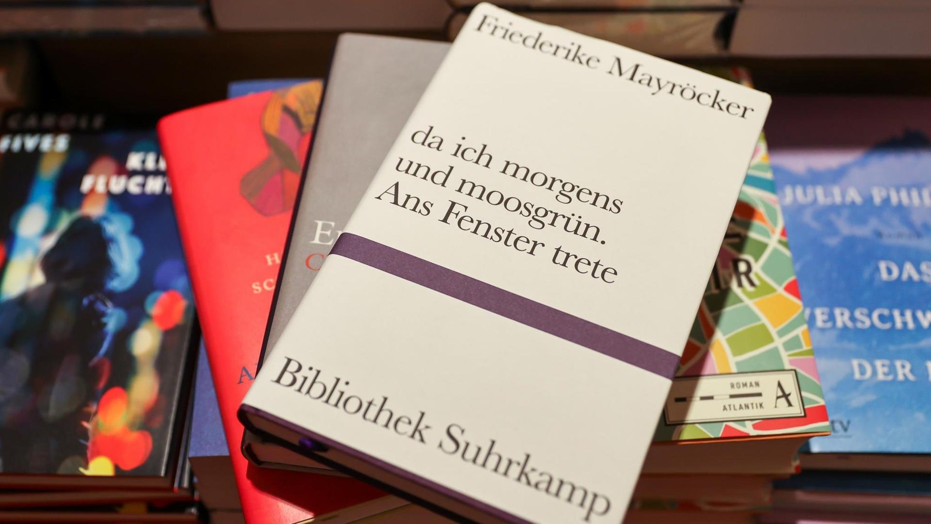 Die Bücher "da ich morgens und moosgrün. Ans Fenster trete" (Friederike Mayröcker, oben nach unten) "Vom Aufstehen" (Helga Schubert) und "Eurotrash" (Christian Kracht) liegen in einer Leipziger Buchhandlung. Die Bücher "da ich morgens und moosgrün. Ans Fenster trete" (Friederike Mayröcker, oben nach unten) "Vom Aufstehen" (Helga Schubert) und "Eurotrash" (Christian Kracht) liegen in einer Leipziger Buchhandlung.